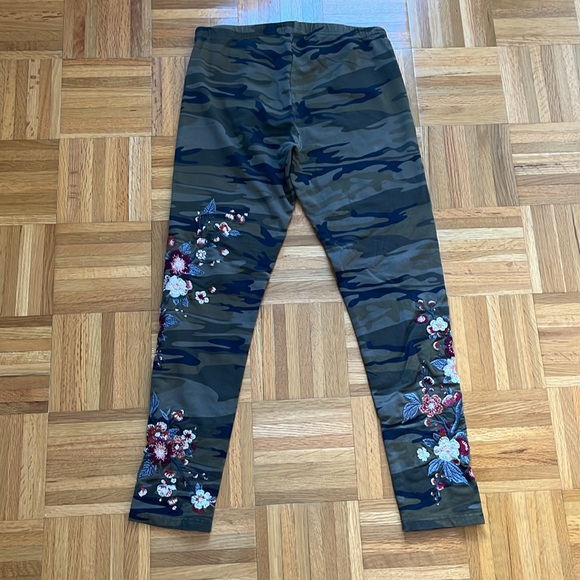 JOHNNY WAS Army Green Camo Embroidered Floral Cotton Blend Legging Size S - Picture 6 of 6